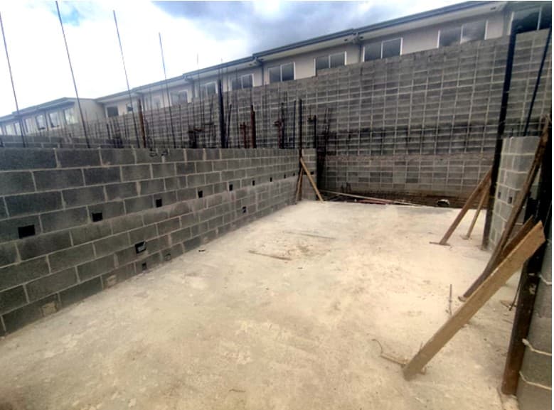 Construcción de paredes durante el proceso constructivo